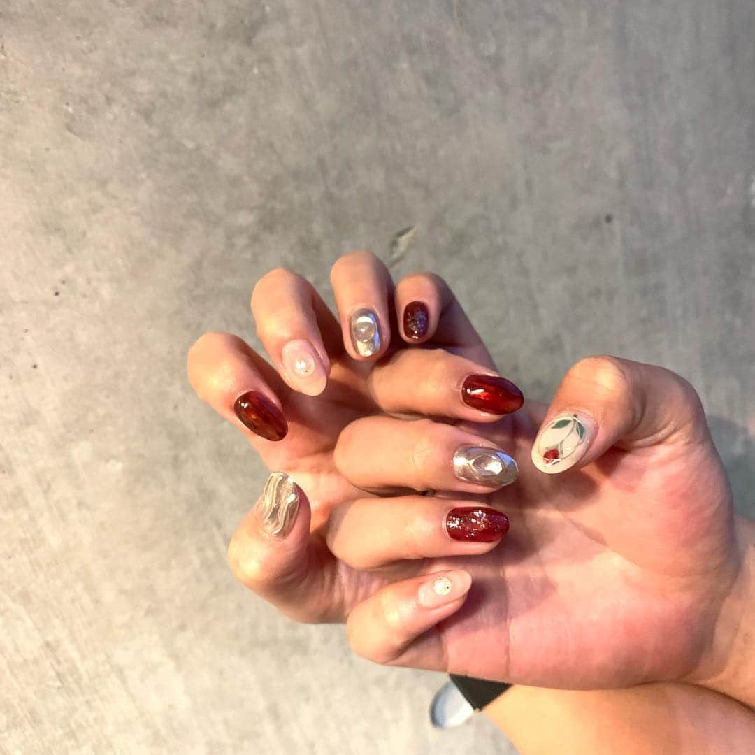 RUBY&ONYX by Kanako Miuraのインスタグラム：「🥀持ち込み画像から🥀 ・ ・ INSTYLE BLOGにて、角質ケアについて取材していただきました！ 正しいセルフケア方法や臭いの原因などについて説明させて頂いてます。 ・ "溜まりすぎた角質ケアはセルフでは無理？ネイリスト直伝の正しいケア方法" ・ サロンのプロフィール画面のリンクからどうぞ😊 是非、ご覧ください！ ・ ・ ・ 角質ケアキャンペーン👣 ・ 好評につき3月末まで延長🤗 期間中ジェルネイルまたはポリッシュカラーをされたお客様に足裏の角質ケア&ゴマージュ(通常価格¥3780)をプレゼント致します！ 乾燥する冬にこそつるつるのお足元で快適にお過ごしください。 ※ネイルはハンドでもフットでも可 ※ご予約の際に角質ケアご希望の旨お伝えくださいませ。  3/26 12:00〜.13:00〜.13:30〜 3/27 12:00〜.14:30〜.17:00〜 ご案内可能です。 お気軽にお問い合わせくださいませ💫 ・ ・ #daikanyama#nailsalon#nail#gelnail#rubyandonyx#summer#summernails#handnail#mode#cool#studs#menscare#ART#winternails#nuancenails#メンズネイル#メンズケア#定額制ネイル#通い放題#ジェルネイル#ネイル#ノーサンディング#フットケア#大人ネイル#フットネイル#シンプルネイル#代官山ネイルサロン#トレンドネイル#ショートネイル」