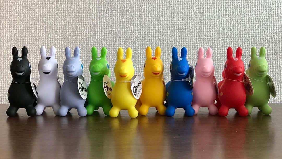 桂のインスタグラム：「三たび Rody  #rody #toy #horse #miniature #colorful #10 #10colors #ロディ #玩具 #おもちゃ #馬 #ミニチュア #カラフル」