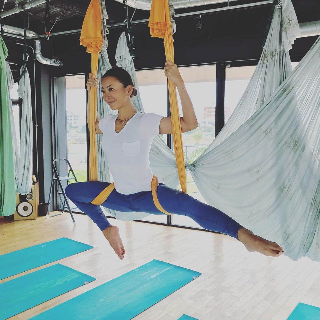 福田朋夏さんのインスタグラム写真 - (福田朋夏Instagram)「今日は @antigravityjapan で身体をほぐしてきました。 自分だけでは延ばせない所まで気持ちよーく伸びて、背骨も骨盤も整った感じ✨✨ また明日も行っちゃおう。 #studionavi北谷 #yoga #freediving」3月24日 19時05分 - tomoka_fukuda