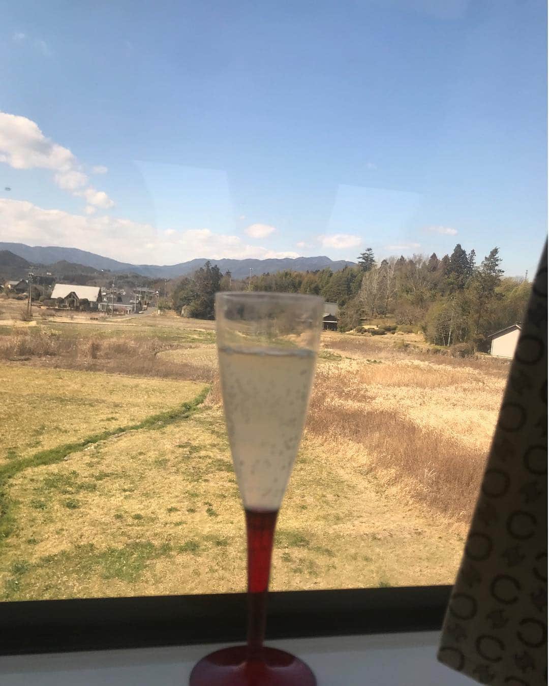 奈々子さんのインスタグラム写真 - (奈々子Instagram)「シャンパン片手にぶらり列車旅☆ 長野は阿智村に来ています♪ . 行きも帰りもゆったりお酒も嗜めるのが列車旅の最大の魅力ではないでしょうか。^_−☆ 今回はアクリルグラスを持参して、移動時間も満喫しましたよ♪(*^^)o∀*∀o(^^*)♪ . 途中 中津川駅にて栗きんとんで有名な川上屋で一休み☆ 今の時期は干し柿に包まれた栗きんとん、その名も〝柿の美きんとん〟が頂けました（≧∇≦） . 列車を降りると大自然、澄んだ空気が気持ちいい(*^_^*) 名古屋よりも気温は下がりますが、天気晴朗でお昼間はポカポカ過ごしやすい気候でした☆ . 大好物の長野の名産『雷鳥』は、夜のおやつとして早速購入。^_−☆ 大量の雷鳥を抱え温泉へ向かいます~♪ . . . #PR #shupo #visit_tokai #travel #japantravel #train #列車旅 #タビジョ #長野 #木曽 #阿智村 #川上屋 #柿の美きんとん #雷鳥の里 #大好き #列車で乾杯 #国内旅行 #n75小顔ピアス」3月24日 19時06分 - nanako__official