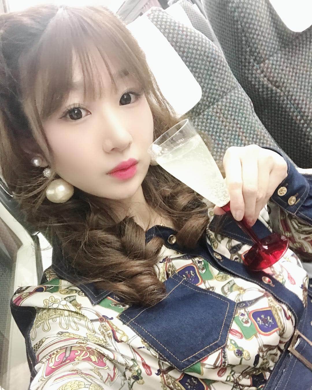 奈々子のインスタグラム：「シャンパン片手にぶらり列車旅☆ 長野は阿智村に来ています♪ . 行きも帰りもゆったりお酒も嗜めるのが列車旅の最大の魅力ではないでしょうか。^_−☆ 今回はアクリルグラスを持参して、移動時間も満喫しましたよ♪(*^^)o∀*∀o(^^*)♪ . 途中 中津川駅にて栗きんとんで有名な川上屋で一休み☆ 今の時期は干し柿に包まれた栗きんとん、その名も〝柿の美きんとん〟が頂けました（≧∇≦） . 列車を降りると大自然、澄んだ空気が気持ちいい(*^_^*) 名古屋よりも気温は下がりますが、天気晴朗でお昼間はポカポカ過ごしやすい気候でした☆ . 大好物の長野の名産『雷鳥』は、夜のおやつとして早速購入。^_−☆ 大量の雷鳥を抱え温泉へ向かいます~♪ . . . #PR #shupo #visit_tokai #travel #japantravel #train #列車旅 #タビジョ #長野 #木曽 #阿智村 #川上屋 #柿の美きんとん #雷鳥の里 #大好き #列車で乾杯 #国内旅行 #n75小顔ピアス」