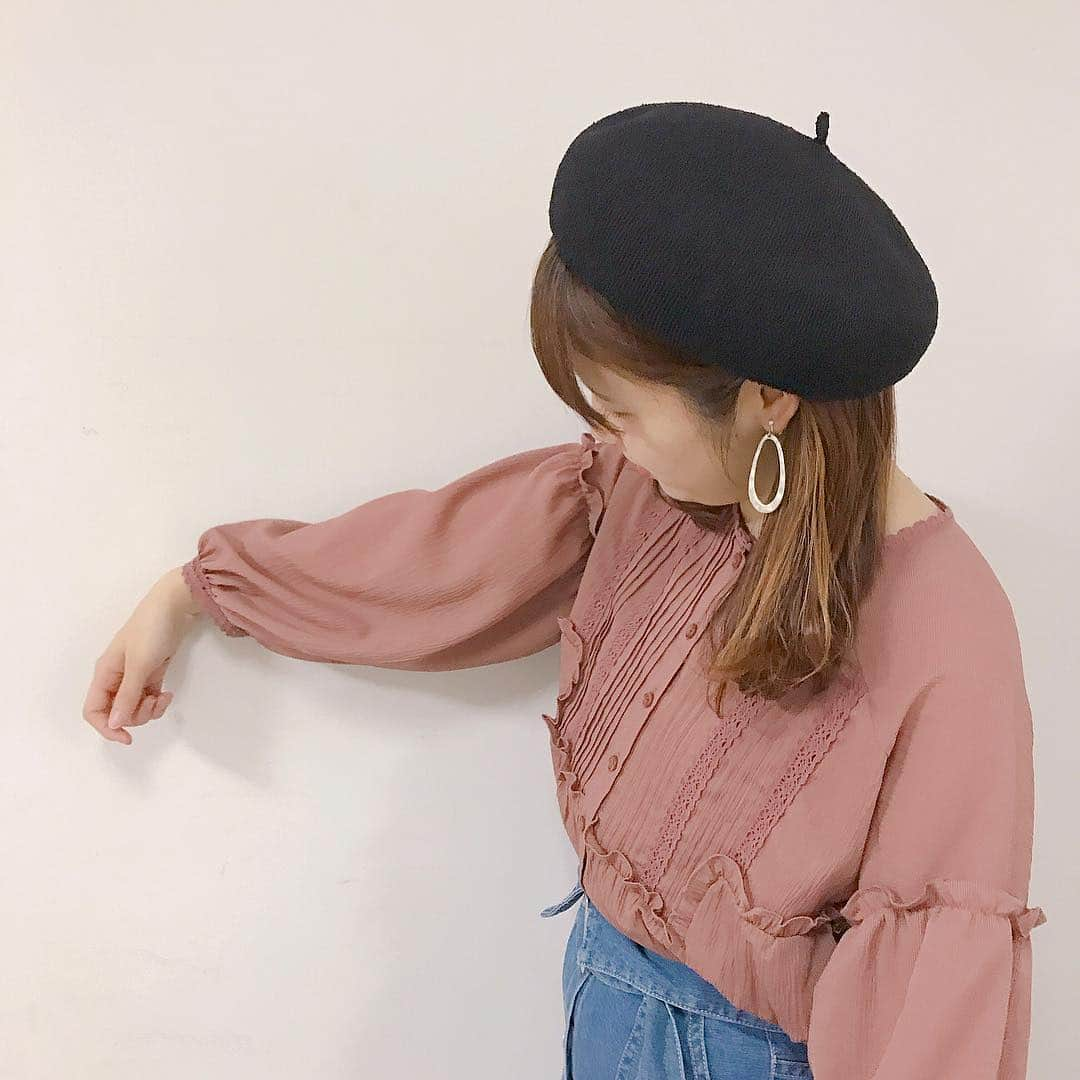 MAJEgirl?officialさんのインスタグラム写真 - (MAJEgirl?officialInstagram)「。 みなさまこんにちは💐 とっても可愛い春色ブラウスが入荷したので 新作コーデご紹介します🌷 バックデザインも可愛いので ぜひスワイプして見てください➡️ . . 🔎tops #2095031409 #ポイントレースチュニックブラウス 🔎skirt #2095045800 #オリカエシベルトスカート 🔎shoes #1095114705 #スポーツソールサンダル . . デニムあわせでカジュアルっぽく 着るのがオススメです💕 チュニック丈なので、今年トレンドの アウトスタイルもチャレンジしやすいですよ～🙋‍♀️✨ . . . #majesticlegon #majegirl #マジェガール #マジェスティックレゴン #春コーデ #春服 #春ブラウス #きょコ #ootd #dailylook #denim #skirt #blouse #ベレー帽 #ベレー帽コーデ #大人カワイイ #kawaii #163cm」3月24日 19時12分 - majesticlegon_pressroom