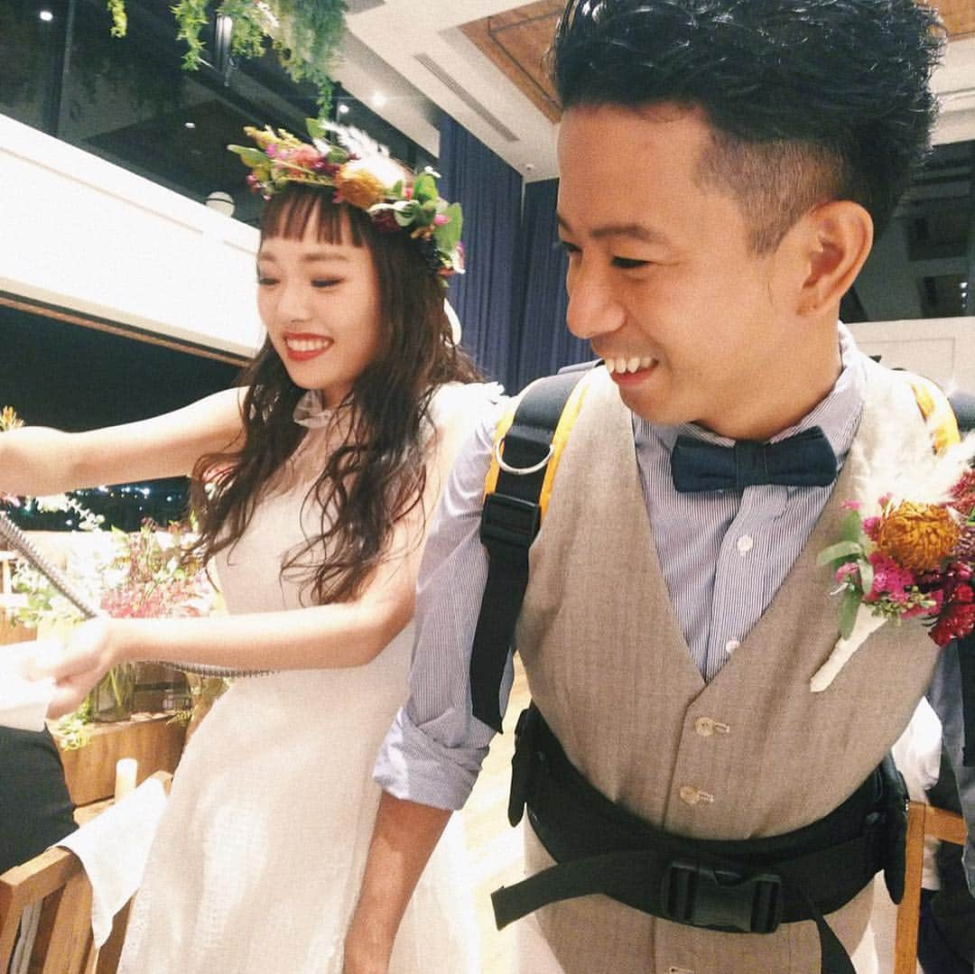 sayocoさんのインスタグラム写真 - (sayocoInstagram)「結婚式でやってよかった演出🍻💓 #ビールサーブ ラウンド🤝 (スワイプ5つめムービーみてね📽) ・ ・ みんな沢山飲んでくれるから 最後は樽生が足りなくて瓶ビール😂💫 ・ 楽しかったなあ🥰❤️ ・ ・ #さよ婚#ksw_1125 #結婚式#披露宴#卒花嫁#新郎新婦#wedding#weddingparty」3月24日 19時13分 - sayoco