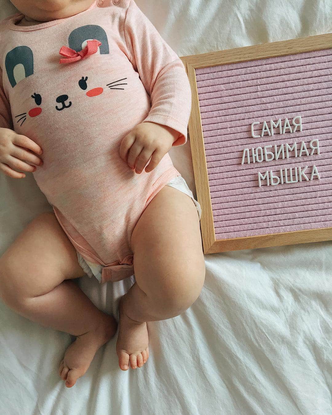Ilya Mikhailovのインスタグラム：「Варюсику почти 6 месяцев, и у нас все отлично :) 👼🏻 P.S.: За супер доску спасибо @bukvaboard :)」