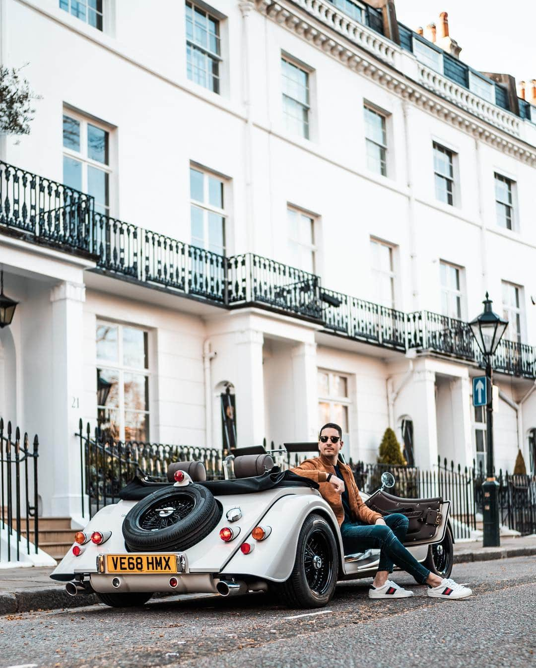 @LONDON | TAG #THISISLONDONさんのインスタグラム写真 - (@LONDON | TAG #THISISLONDONInstagram)「#ASundayCarPic with @mrlondon & @alisinworldland in the @morganmotor 3.7L V6 Roadster! 😍 We’ve been all over #London this weekend! One of the highlights was the @nvnlondon launch with @MrJWW - check the photos by @masterkrishan for a taster of what we witnessed! 😱 To everyone who said hi - what a beautiful city we live in! 10 Million people in London and you make it feel small! ❤️❤️❤️ // #thisislondon #mrlondon #supercarsoflondon #morgan #morganroadster #mylondonstreetstyle」3月25日 6時22分 - london