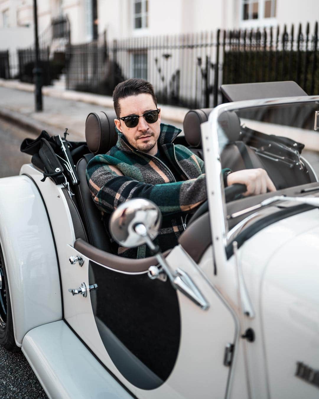 @LONDON | TAG #THISISLONDONさんのインスタグラム写真 - (@LONDON | TAG #THISISLONDONInstagram)「#ASundayCarPic with @mrlondon & @alisinworldland in the @morganmotor 3.7L V6 Roadster! 😍 We’ve been all over #London this weekend! One of the highlights was the @nvnlondon launch with @MrJWW - check the photos by @masterkrishan for a taster of what we witnessed! 😱 To everyone who said hi - what a beautiful city we live in! 10 Million people in London and you make it feel small! ❤️❤️❤️ // #thisislondon #mrlondon #supercarsoflondon #morgan #morganroadster #mylondonstreetstyle」3月25日 6時22分 - london
