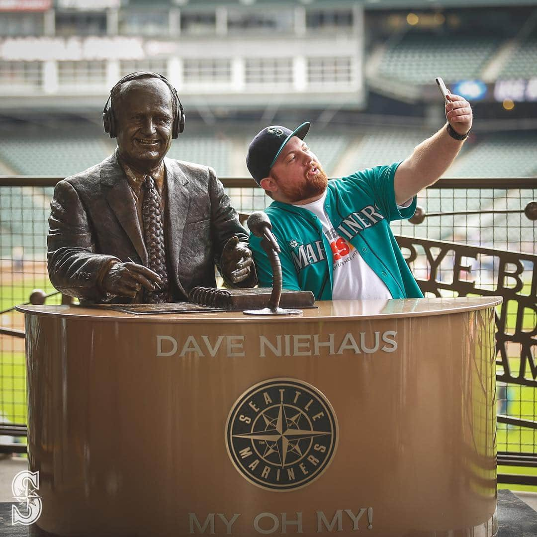 シアトル・マリナーズさんのインスタグラム写真 - (シアトル・マリナーズInstagram)「Ya GOTTA get a selfie with Dave when you come to the ballpark. #MarinersFF」3月25日 4時50分 - mariners