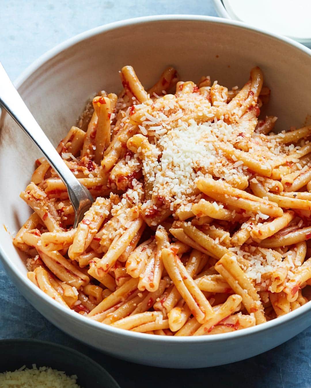 Gaby Dalkinさんのインスタグラム写真 - (Gaby DalkinInstagram)「This Calabrian Chili Pasta is EVERYTHING! Simplest and most delish quick and easy dinner. It’s on this weeks meal plan along with 4 other nights of dinners + dessert and breakfast! Hop over to the blog for the full meal plan and promise me you’ll try this pasta!!!」3月25日 4時50分 - whatsgabycookin