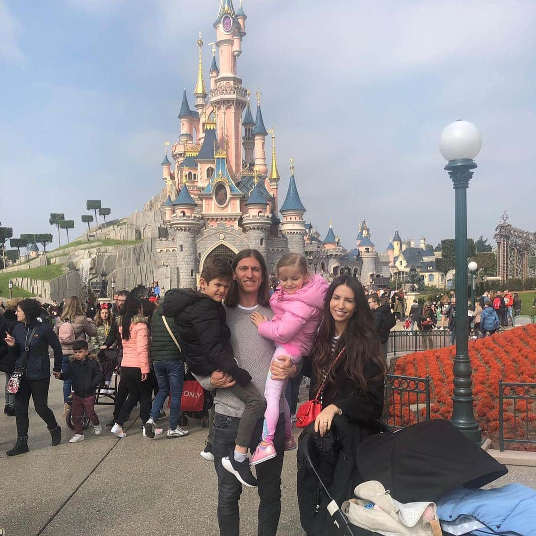 フィリペ・ルイスさんのインスタグラム写真 - (フィリペ・ルイスInstagram)「Muchas gracias @disneylandparis por un fin de semana inolvidable con mi familia. El trato recibido ha sido excelente, nos vemos pronto! #disneylandparis #msosh #ilovedisney #elmejorfinde」3月25日 4時52分 - filipeluis