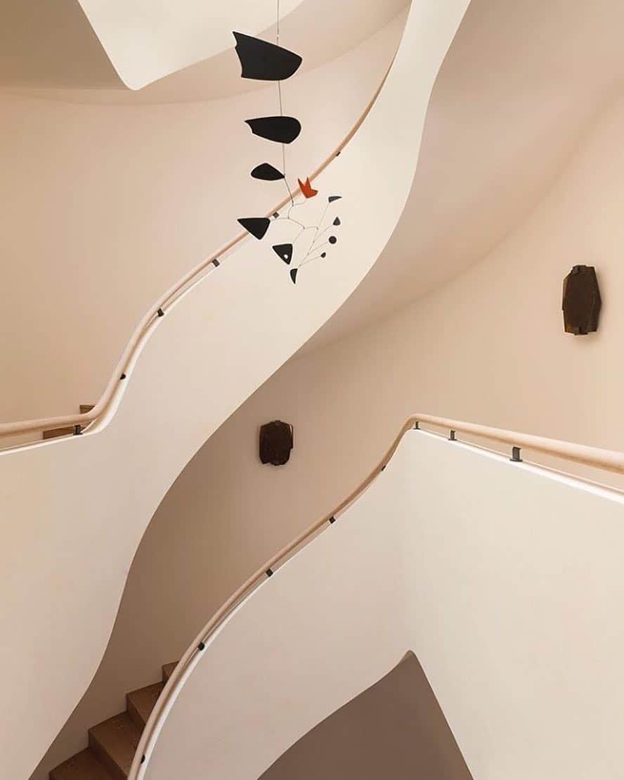 リカさんのインスタグラム写真 - (リカInstagram)「Curves 🖤 Mobile by Alexander Calder | Image by @pierreyovanovitch #sunday  #inspiration #rikaloves #art」3月25日 4時59分 - rikastudios_