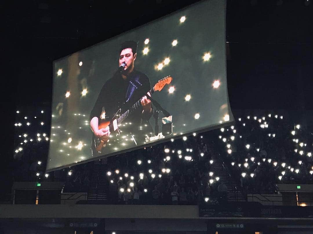 リリー・コリンズさんのインスタグラム写真 - (リリー・コリンズInstagram)「All of the lights, colors, and feels at @mumfordandsons last night. I still can’t believe how incredible they sound live...」3月25日 5時02分 - lilyjcollins