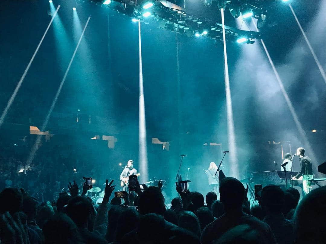 リリー・コリンズさんのインスタグラム写真 - (リリー・コリンズInstagram)「All of the lights, colors, and feels at @mumfordandsons last night. I still can’t believe how incredible they sound live...」3月25日 5時02分 - lilyjcollins