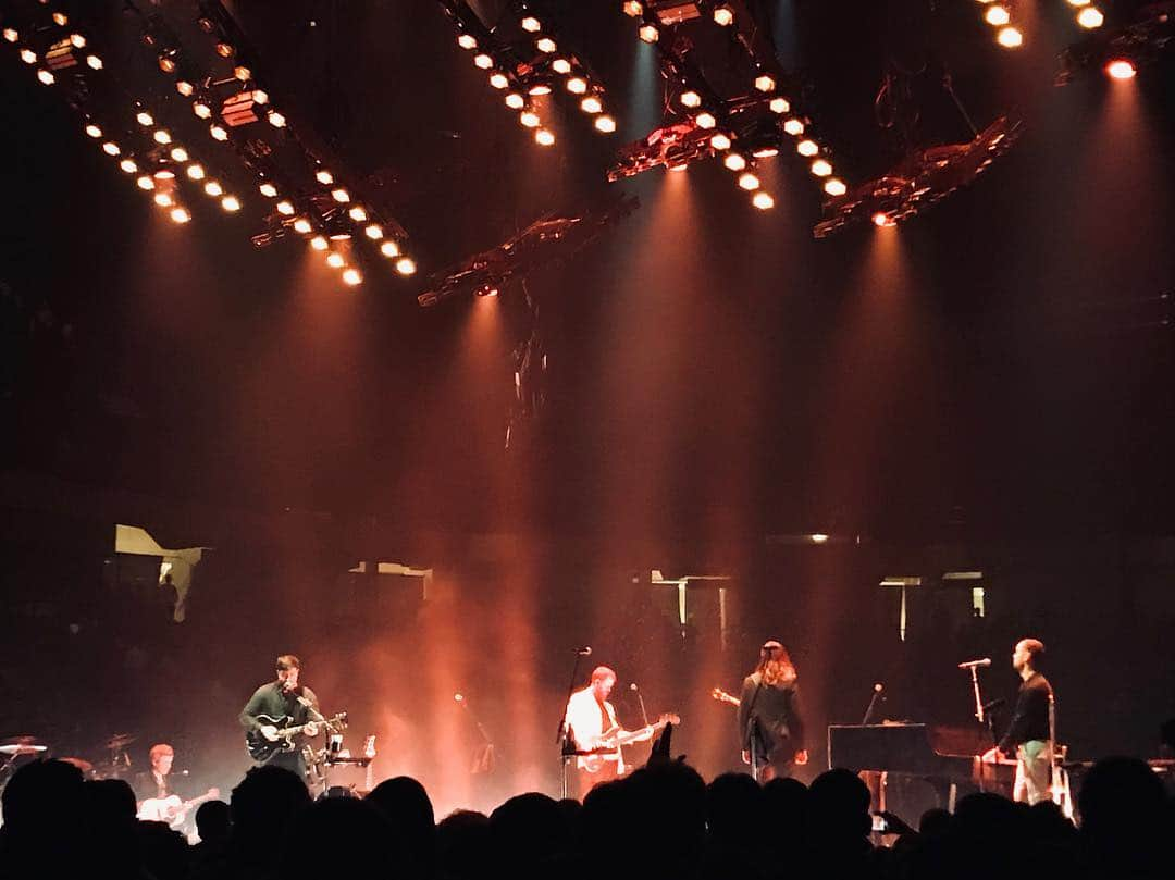 リリー・コリンズさんのインスタグラム写真 - (リリー・コリンズInstagram)「All of the lights, colors, and feels at @mumfordandsons last night. I still can’t believe how incredible they sound live...」3月25日 5時02分 - lilyjcollins