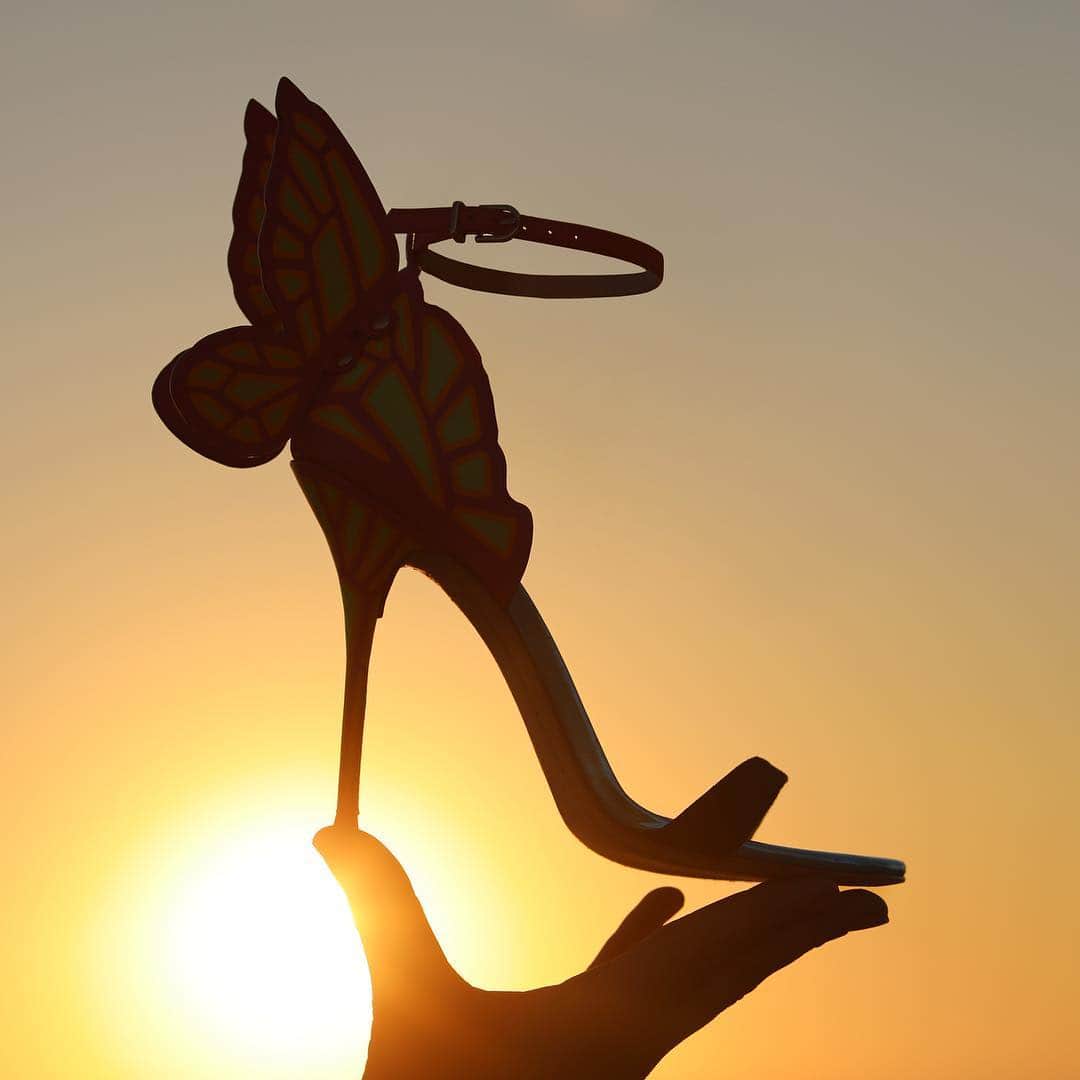 SOPHIA WEBSTERさんのインスタグラム写真 - (SOPHIA WEBSTERInstagram)「‘Chiara’ got that golden hour glow ✨🌅 Link in bio to shop the newest colour update 👆 #SophiaWebster  #POTD #Style #Wings #Butterfly #SunSet #Beach #Vacation #Holiday」3月25日 5時05分 - sophiawebster
