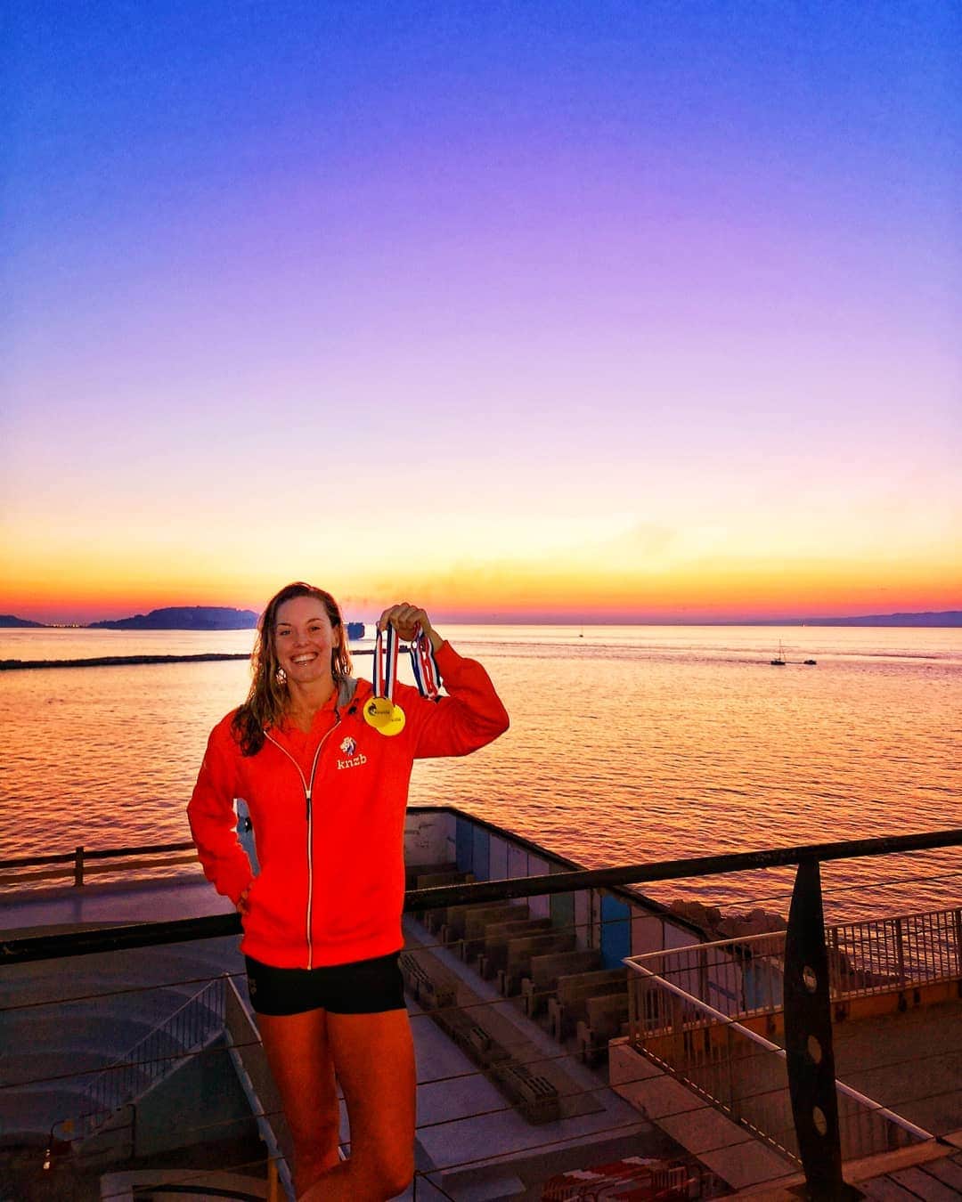 フェムケ・ヘームスケルクのインスタグラム：「Surprise ! Gold in the 50free and swam exactly the QT for worlds. Also gold in 200 Free. 💪😊 Most of all so happy to spend time in Marseille. What a beautiful place. Dans mon cœur pour toujours❤️ . . . #CercleDesNageurs #Marseille #Goldenlanes 📸 : @kyle_stolk」