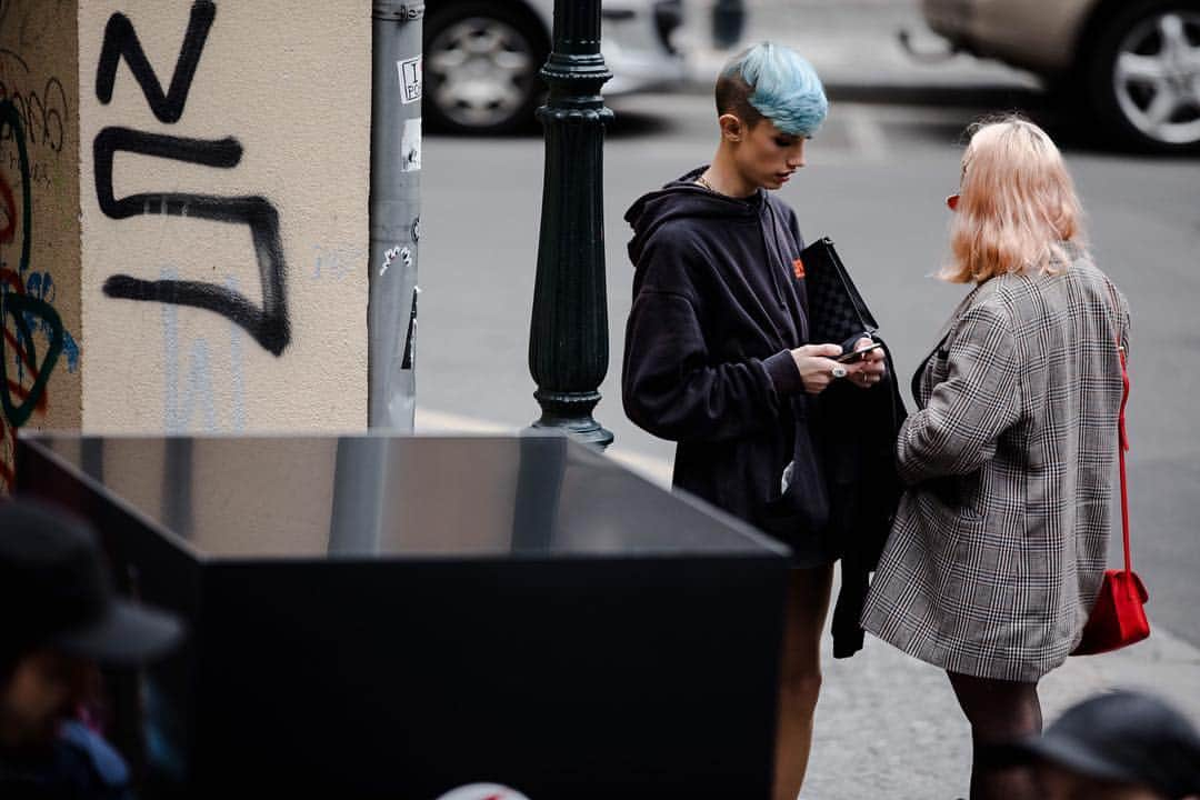 ELLE Czechさんのインスタグラム写真 - (ELLE CzechInstagram)「@mbpfw den 2. #Streetstyle exkluzivně pro #ELLEczech by @thomashabr. Více najdete na www.elle.cz  _____ #mbpfw #ELLEfrontRow #daytwo #streetsofprague」3月25日 5時18分 - elleczech