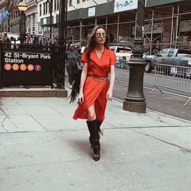 のインスタグラム：「Walk this way for 25% off.  Our Friends & Family sale is on thru tomorrow, 3/25. Use Code FF25 at checkout online & in-store.  Our fave Mimosa Dress on @denimdistractions is available too! Stock up on your Spring faves now.  #ykmyway #friendsandfamily #sale #spring #musthaves #weddingseason #dressseason #YumiKim」