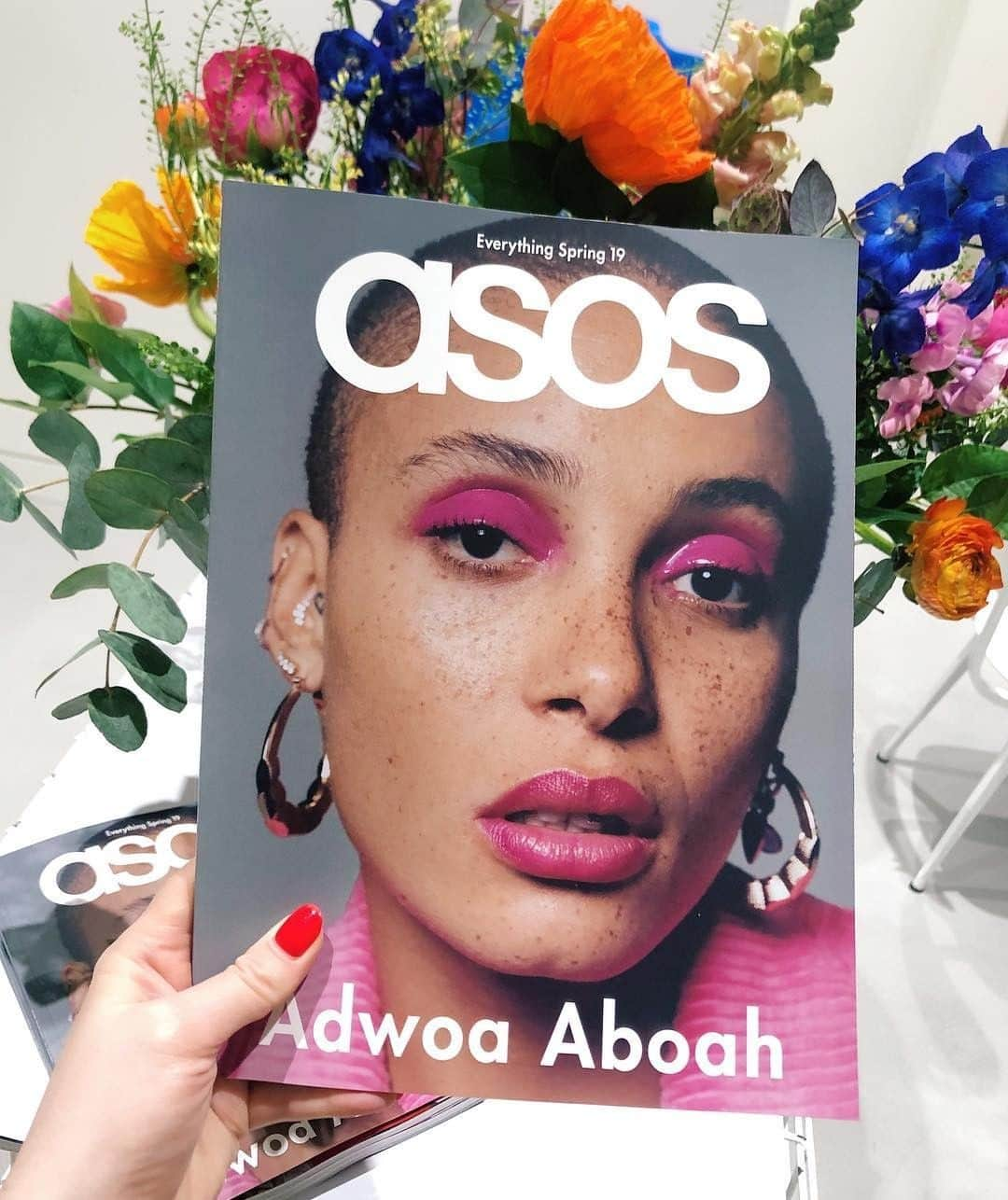 ASOSさんのインスタグラム写真 - (ASOSInstagram)「Spot of bedtime reading 📗 📸 @weroffline 🔎 ASOS Magazine Spring issue (1427466) 🗣 Image description: Adwoa Aboah on the cover of ASOS Magazine」3月25日 5時32分 - asos