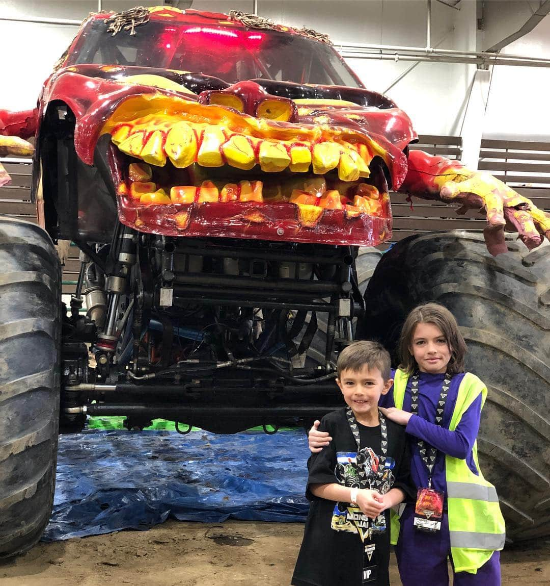 メリッサ・ジョーン・ハートさんのインスタグラム写真 - (メリッサ・ジョーン・ハートInstagram)「It’s a Jam! A #MonsterJam in Reno! I always root for the dogs... today it’s #ScoobyDoo while Tucker goes for #Zombie and Brady is a #Gravedigger fan. Mark is rooting for #Obsessed today cause he likes the old style truck look and Mason is a ScoobyDoo fan too. @monsterjam」3月25日 5時34分 - melissajoanhart