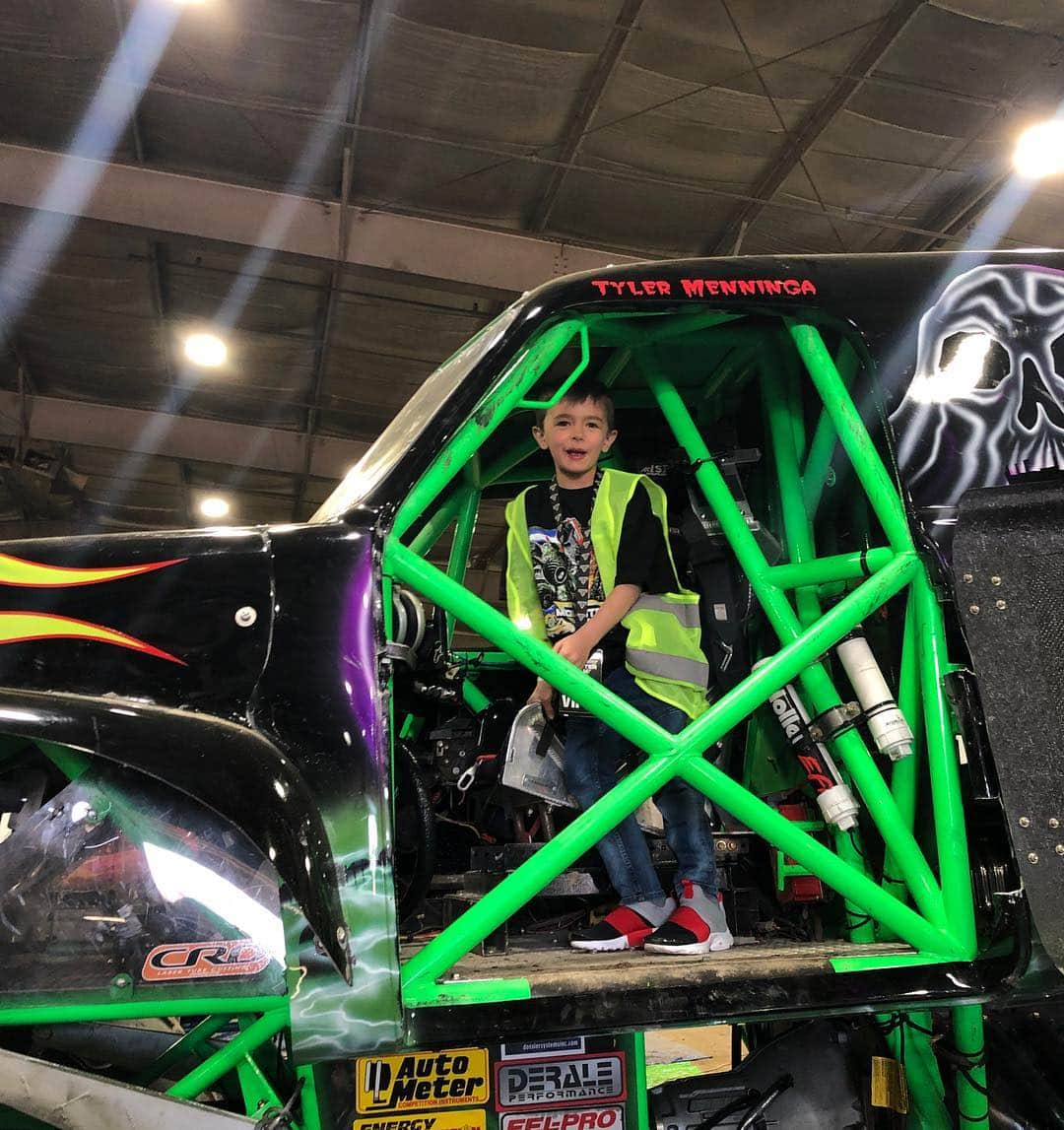 メリッサ・ジョーン・ハートさんのインスタグラム写真 - (メリッサ・ジョーン・ハートInstagram)「It’s a Jam! A #MonsterJam in Reno! I always root for the dogs... today it’s #ScoobyDoo while Tucker goes for #Zombie and Brady is a #Gravedigger fan. Mark is rooting for #Obsessed today cause he likes the old style truck look and Mason is a ScoobyDoo fan too. @monsterjam」3月25日 5時34分 - melissajoanhart