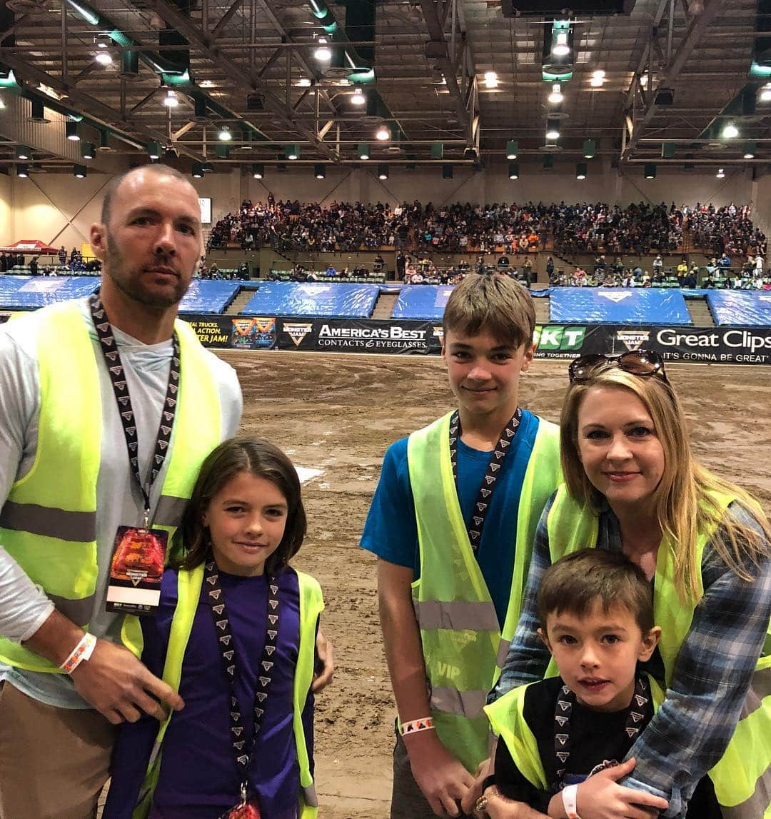 メリッサ・ジョーン・ハートさんのインスタグラム写真 - (メリッサ・ジョーン・ハートInstagram)「It’s a Jam! A #MonsterJam in Reno! I always root for the dogs... today it’s #ScoobyDoo while Tucker goes for #Zombie and Brady is a #Gravedigger fan. Mark is rooting for #Obsessed today cause he likes the old style truck look and Mason is a ScoobyDoo fan too. @monsterjam」3月25日 5時34分 - melissajoanhart