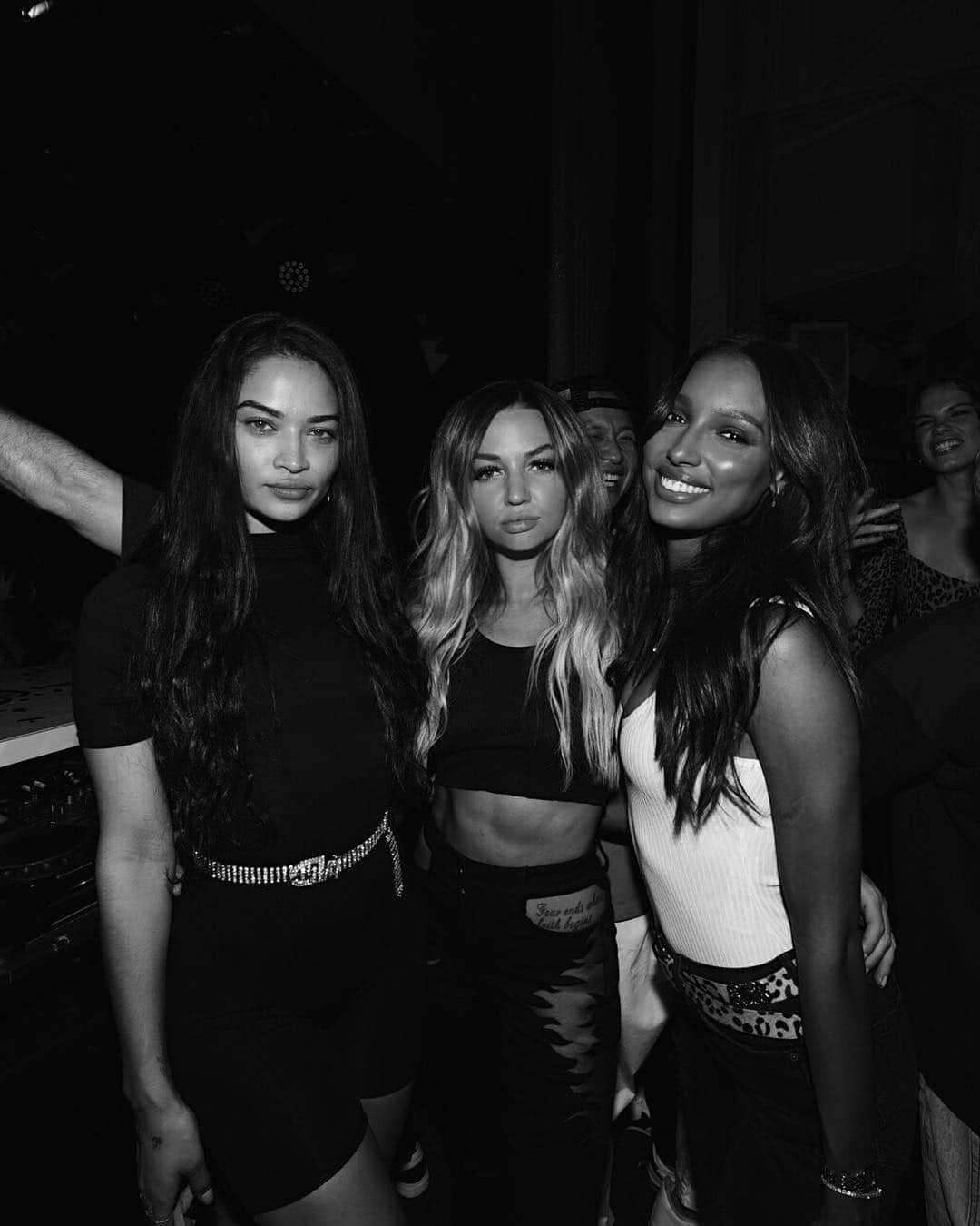 シャニーナ・シャイクのインスタグラム：「Vegas nights with my girls 🖤🐾 📸 @notalent」