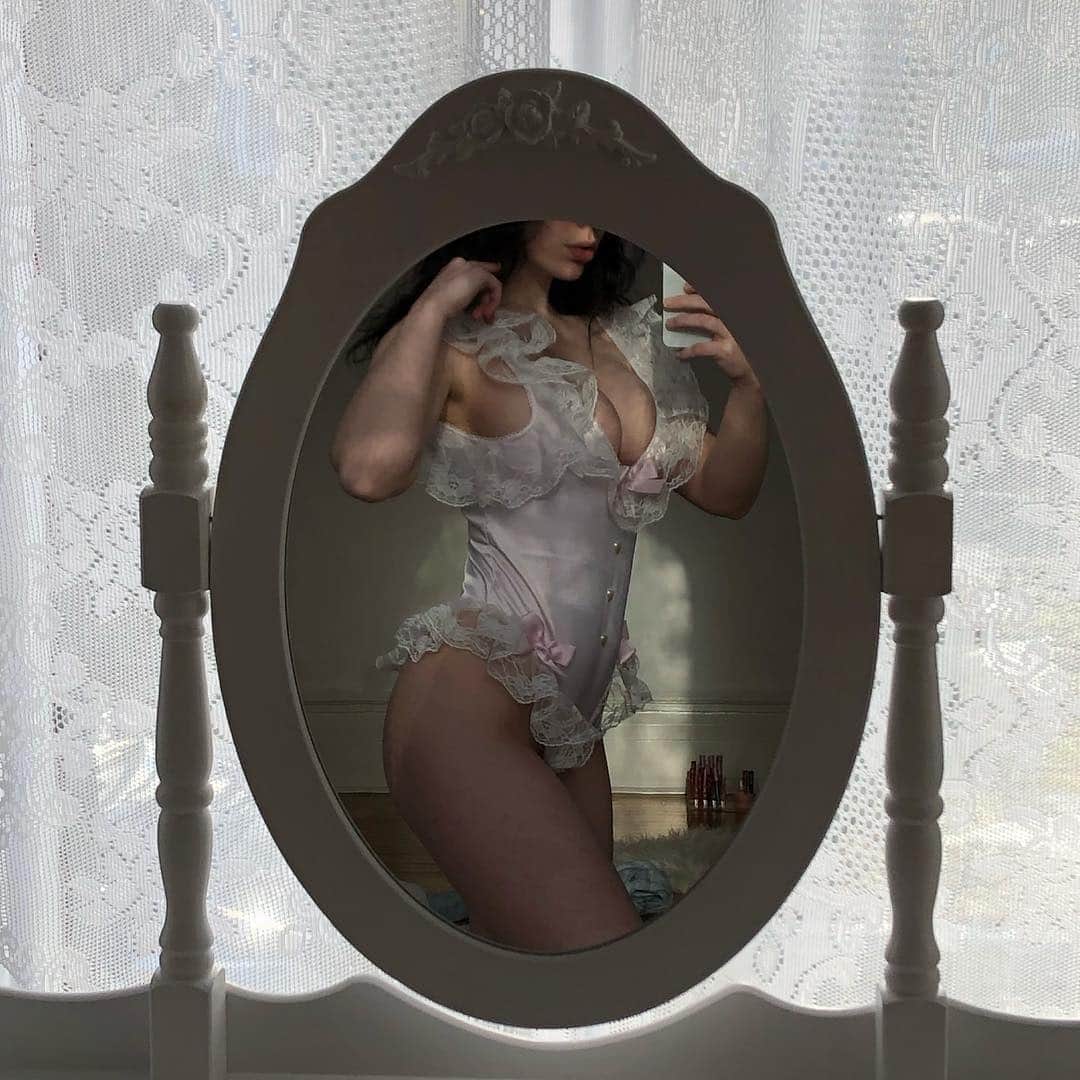 yungelitaさんのインスタグラム写真 - (yungelitaInstagram)「Would this photo be more artistic and sexualized less if my body was different?」3月25日 5時41分 - yungelita