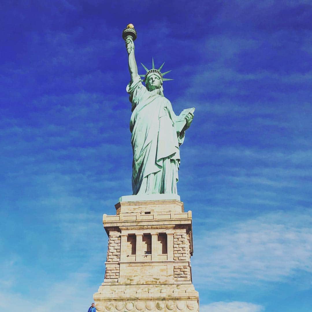 マキ・コニクソンさんのインスタグラム写真 - (マキ・コニクソンInstagram)「The Statue of Liberty!🗽 自由の女神からおはよ！🇺🇸 今日もお互いハッピーで平和な一日を過ごそうね！🤗 #旅のおすそ分け🤙🏼 #nyのおすそ分け🗽#常に感謝の気持ちを忘れずにいようね！🙏🏻」3月25日 5時55分 - makikonikson