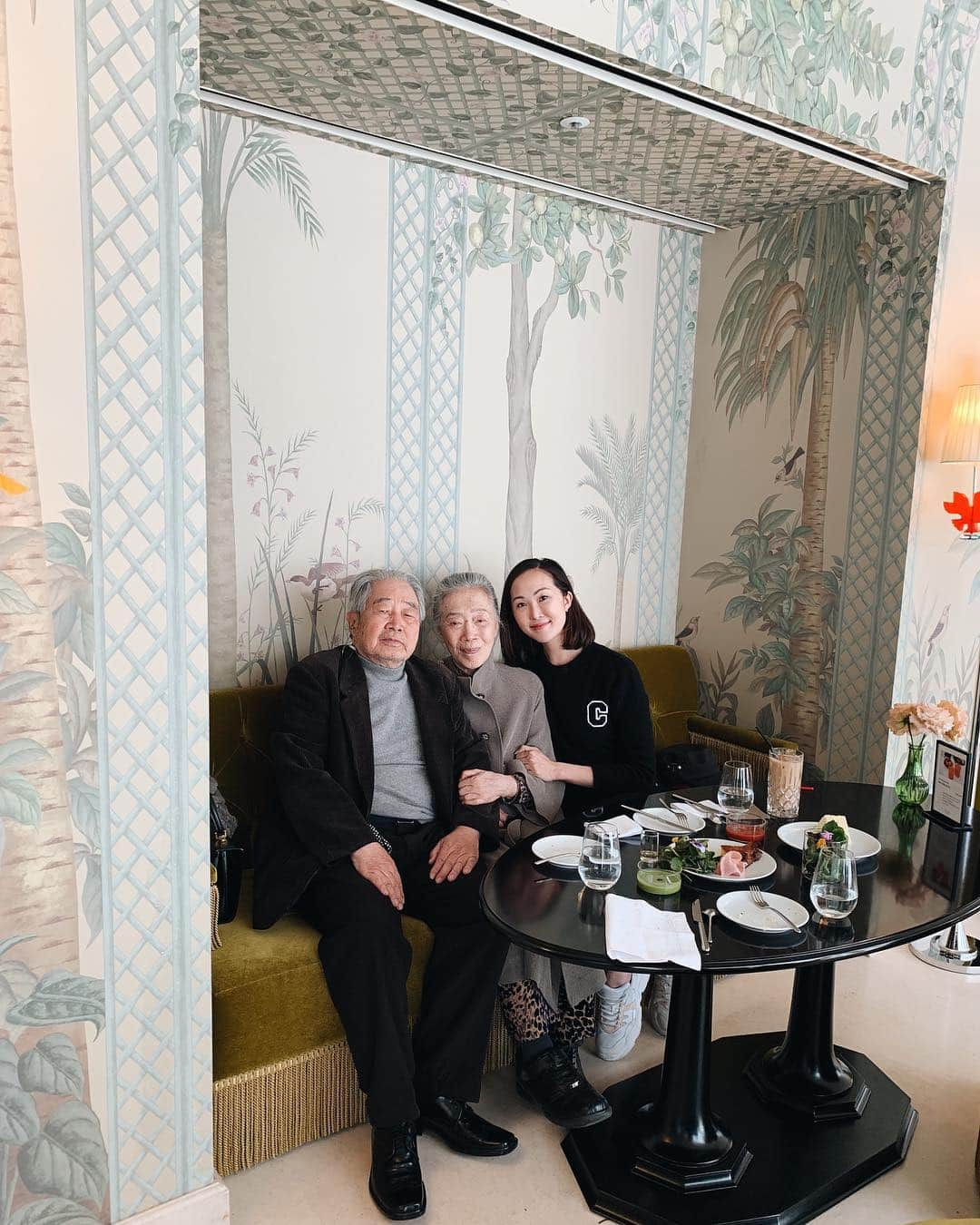 クリッセル・リムさんのインスタグラム写真 - (クリッセル・リムInstagram)「New Catchin Up With Chris is now live on the channel! These are my grandparents they raised me when I was a toddler (parents were going to college and needed support while doing so). They are in their 90s and so incredibly chic and inspiring. On this weeks CATCHIN UP WITH CHRIS I share with you What I did in Korea for 24 hours, throwing back to some of my most embarrassing internet moments, vagina problems 😑, and opening up about seeing a therapist. Direct link in my stories✨ #catchinupwithchris」3月25日 5時57分 - chrisellelim