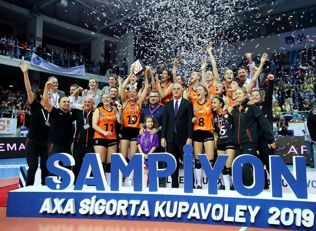 USA Volleyballさんのインスタグラム写真 - (USA VolleyballInstagram)「#USAVupdate: @usavwnt players had some big playoff wins and even a title with their pro #volleyball clubs last week. Visit www.usavolleyball.org for the full update.」3月25日 5時57分 - usavolleyball