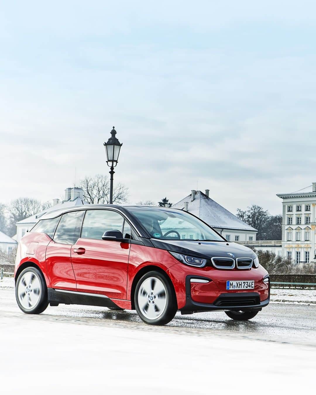 BMWさんのインスタグラム写真 - (BMWInstagram)「Setting a new trend.  The BMW i3.  #BMWi3 #BMWi @BMWi __ BMW i3 (120 Ah): Energy consumption in kWh/100 km (combined): 13.1. Fuel consumption in l/100 km (combined): 0. CO2 emissions in g/km (combined): 0. The driving range depends on a variety of factors, especially: personal driving behaviour, selected route, weather conditions, usage of heating/cooling and preconditioning. The values of fuel consumptions, CO2 emissions and energy consumptions shown were determined according to the European Regulation (EC) 715/2007 in the version applicable at the time of type approval. The figures refer to a vehicle with basic configuration in Germany and the range shown considers optional equipment and the different size of wheels and tires available on the selected model. The values of the vehicles are already based on the new WLTP regulation and are translated back into NEDC-equivalent values in order to ensure the comparison between the vehicles. [With respect to these vehicles, for vehicle related taxes or other duties based (at least inter alia) on CO2-emissions the CO2 values may differ to the values stated here.] The CO2 efficiency specifications are determined according to Directive 1999/94/EC and the European Regulation in its current version applicable. The values shown are based on the fuel consumption, CO2 values and energy consumptions according to the NEDC cycle for the classification. For further information about the official fuel consumption and the specific CO2 emission of new passenger cars can be taken out of the „handbook of fuel consumption, the CO2 emission and power consumption of new passenger cars“, which is available at all selling points and at https://www.dat.de/angebote/verlagsprodukte/leitfaden-kraftstoffverbrauch.html.」3月25日 6時00分 - bmw