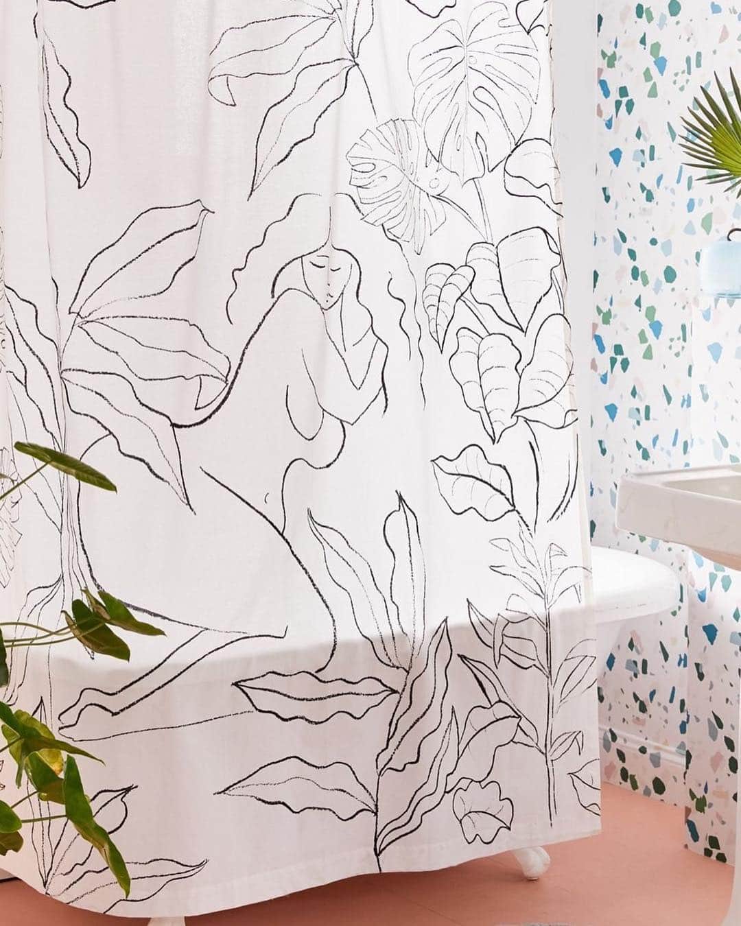 Urban Outfittersさんのインスタグラム写真 - (Urban OutfittersInstagram)「Easiest bathroom refresh ever: a new shower curtain and removable (!) wallpaper. #UOHome @UrbanOutfittersHome」3月25日 6時02分 - urbanoutfitters