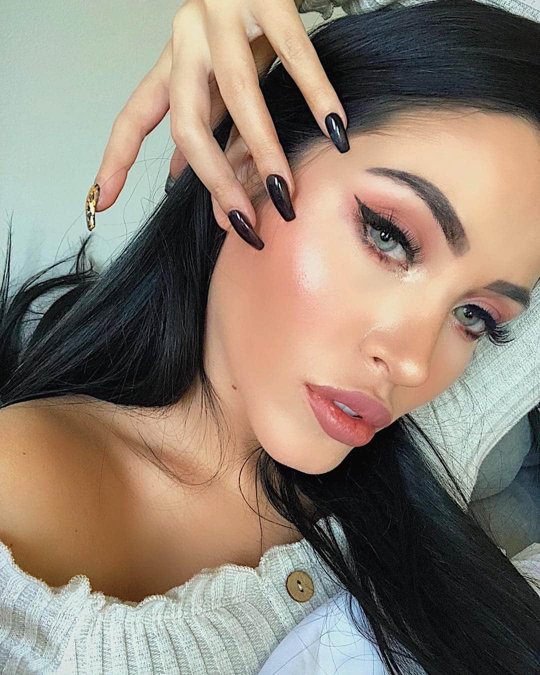 Claudia Alendeさんのインスタグラム写真 - (Claudia AlendeInstagram)「say you’re not afraid to let it go #stba out now 🥀 link in bio ⠀⠀⠀⠀⠀⠀⠀⠀⠀ @colourpopcosmetics no filter foundation - give it to me straight palette- flexitarian highlight」3月25日 6時14分 - claudiaalende