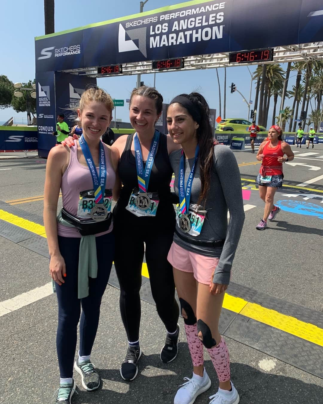 ジャスティン・ターナーさんのインスタグラム写真 - (ジャスティン・ターナーInstagram)「So proud of these 3, @court_with_a_k @christie_dish and @gabriellevanderhook for finishing their first full marathon! #26.2 @lamarathon @jtfoundation10」3月25日 6時08分 - redturn2