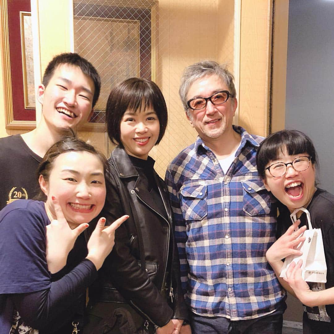 倉田亜味さんのインスタグラム写真 - (倉田亜味Instagram)「しばらく下松に行かれる元木さんとクラタッチ  #いっぱいお世話になり #思い出いっぱい #しばらくさみしいよー #下松 #元木行哉 さん #写真いただきました ので #サイン #いただきました #DSU #デッドストックユニオン #今日もいっぱい泣きました #母親にはたまらない作品  #渡辺熱 さん #にくい脚本 #泣きすぎ #いい話 #人情系 #カリスマカウンセラー #懐かしすぎた #強さのヒミツ #倉田あみ #2015年 #近藤真弓 #役 #太田知咲 さん #岩上円香 さん #鈴木武 さん #武藤友祈子 さん」3月24日 21時20分 - kurata_amigram