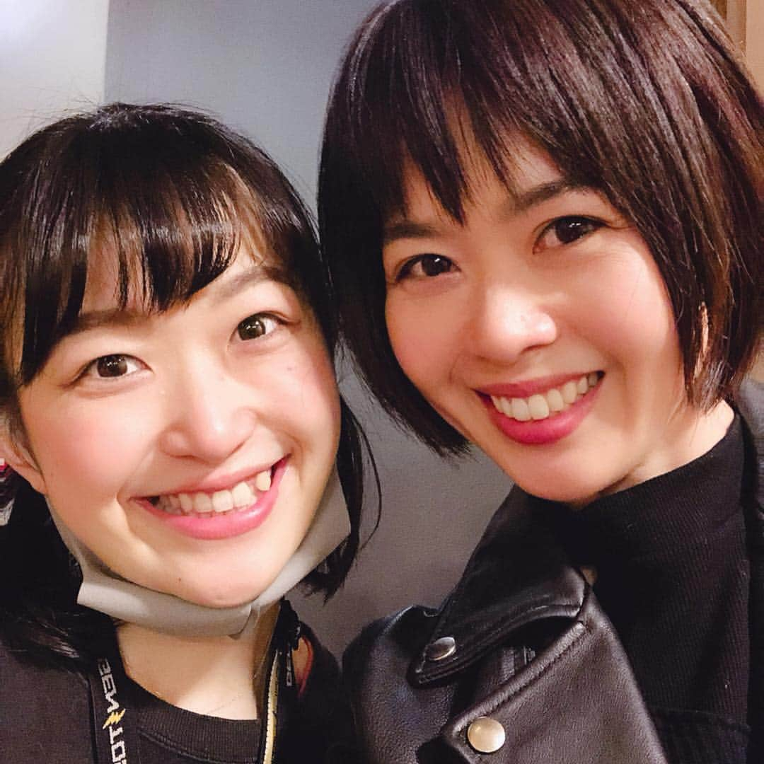 倉田亜味さんのインスタグラム写真 - (倉田亜味Instagram)「しばらく下松に行かれる元木さんとクラタッチ  #いっぱいお世話になり #思い出いっぱい #しばらくさみしいよー #下松 #元木行哉 さん #写真いただきました ので #サイン #いただきました #DSU #デッドストックユニオン #今日もいっぱい泣きました #母親にはたまらない作品  #渡辺熱 さん #にくい脚本 #泣きすぎ #いい話 #人情系 #カリスマカウンセラー #懐かしすぎた #強さのヒミツ #倉田あみ #2015年 #近藤真弓 #役 #太田知咲 さん #岩上円香 さん #鈴木武 さん #武藤友祈子 さん」3月24日 21時20分 - kurata_amigram