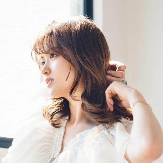 のインスタグラム：「こちらのムードあふれる✨まっちゅんは、CanCam5月号の春髪特集から🥰 . 透明感と透け感がキーワードの春髪。サロンに行ってすぐオーダーできるヘアカタログを掲載しているので、ぜひ見てみてくださいね🤗 . CanCam.jpではあなたの「毛量」、「毛質」そして「顔型」から、似合う春髪が見つかる診断コンテンツも公開中。あわせてチェックしてくださいね。 . . #cancam #cancam5月号 #ヘアスタイル #ヘア #hairstyle #春髪 #レイヤーカット #前髪 #松村沙友理 #さゆりんご #まっちゅん #乃木坂46」