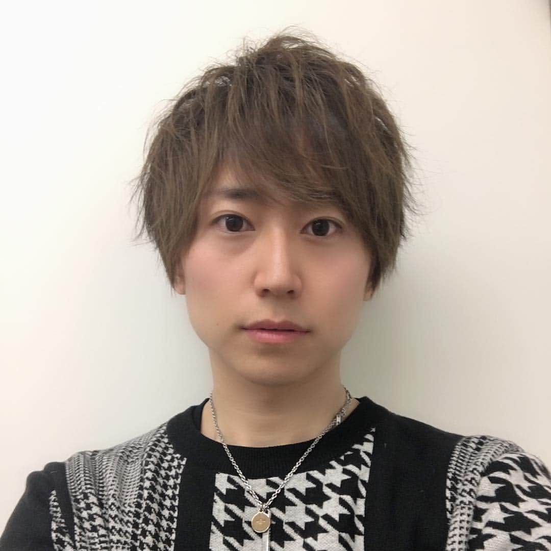 関義哉のインスタグラム：「髪伸びてきた #4月7日 の #LIVE までには切ろう #関義哉 #yoshiya #seki #京都VOXホール #ソロ #ワンマン #birthday ・ #instagood #followme #粉我 #フォロー募集 #フォロワー増やしたい #フォロー歓迎  #follow_me #followmeplease #フォロー大歓迎  #いいね #likeforfollow #likeforlikes  #音楽好きな人と繋がりたい #ダンス好きな人と繋がりたい #京都 #kyoto #元新選組リアン #新撰組 #新選組」