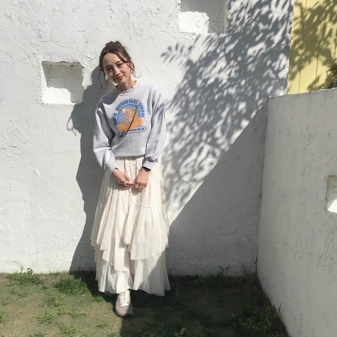 江本るり恵さんのインスタグラム写真 - (江本るり恵Instagram)「お洋服はお気に入りの古着スエットに甘スカート💛 WEARも更新したよ✌️ #古着 #used」3月24日 21時19分 - emotorurie