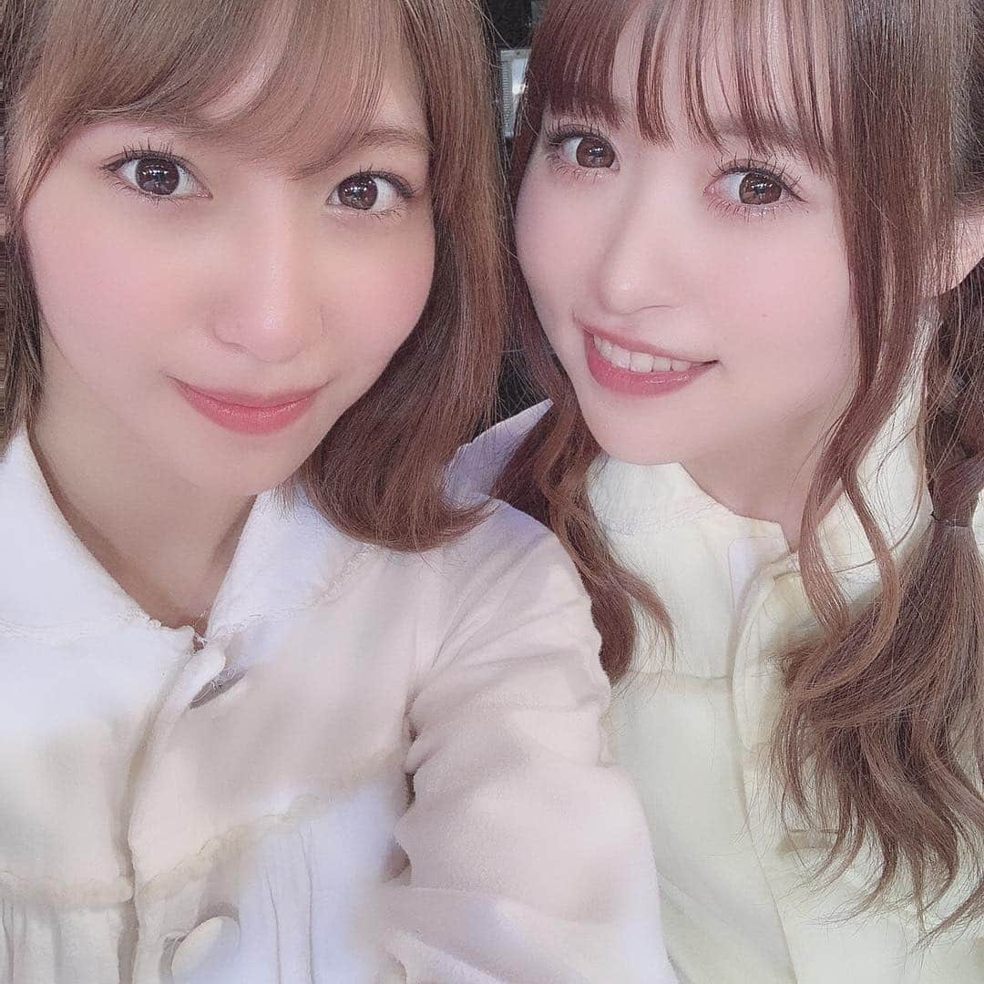 山下エミリーさんのインスタグラム写真 - (山下エミリーInstagram)「離れるのが寂しくて 泣いちゃった😭 我慢するって決めてたけど、、 大好きなんです、、 いつも厄介な私を優しく接してくれる先輩 本当にありがたいですね☺️ 早くお泊りしなきゃ😳」3月24日 21時19分 - emiri_hkt48