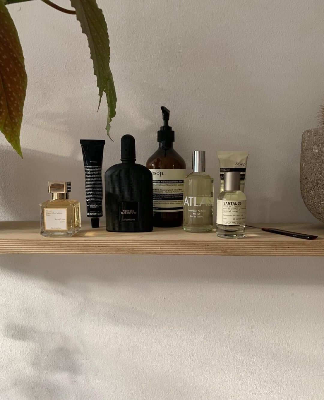 MR PORTERのインスタグラム：「Now that's a "shelfie" 📷 @odellsstudios⁣ -⁣ 🛒 No. 25 Atlas @laboratoryperfumes (947804), Aqua Vitae Forte @franciskurkdjian (776616), Santal 33 @lelabofragrances (958399) available now via the link in bio. #MRPORTER⁣」