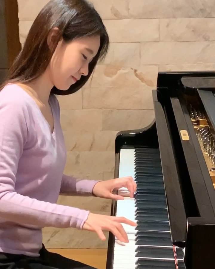 中園理沙のインスタグラム：「Isn't this a beautiful and nostalgic piece? 😌Poulenc is an interesting composer to me. I've been attracted to his 15 Improvisations. Here is one of my favorites - No. 13. Hope you enjoy it 😊 🎹Poulenc: Improvisation No. 13 フランスの作曲家、プーランクの即興曲第13番。絶妙なハーモニーと、美しさの中に感じる淡い郷愁。とっても魅力的な曲😊 ・・・ 📕どんな事を考えながら演奏していますか？ 常に"音色"のことを考えています。一音一音の濃淡、陰影、色彩感。音で絵を描くような気持ちでフレーズやハーモニーを創っています。 📕ご自身のピアノの響きに一番求めて止まないものは何ですか？ 一言で表現すると"透明感"です。 ・・・ ※DMは使用しておりません。ご了承下さい。 ・・・ #piano #pianist #musician #poulenc #classicalpianist #pianolove #pianolover #music #lisanakazono #ピアノ #ピアニスト#中園理沙」