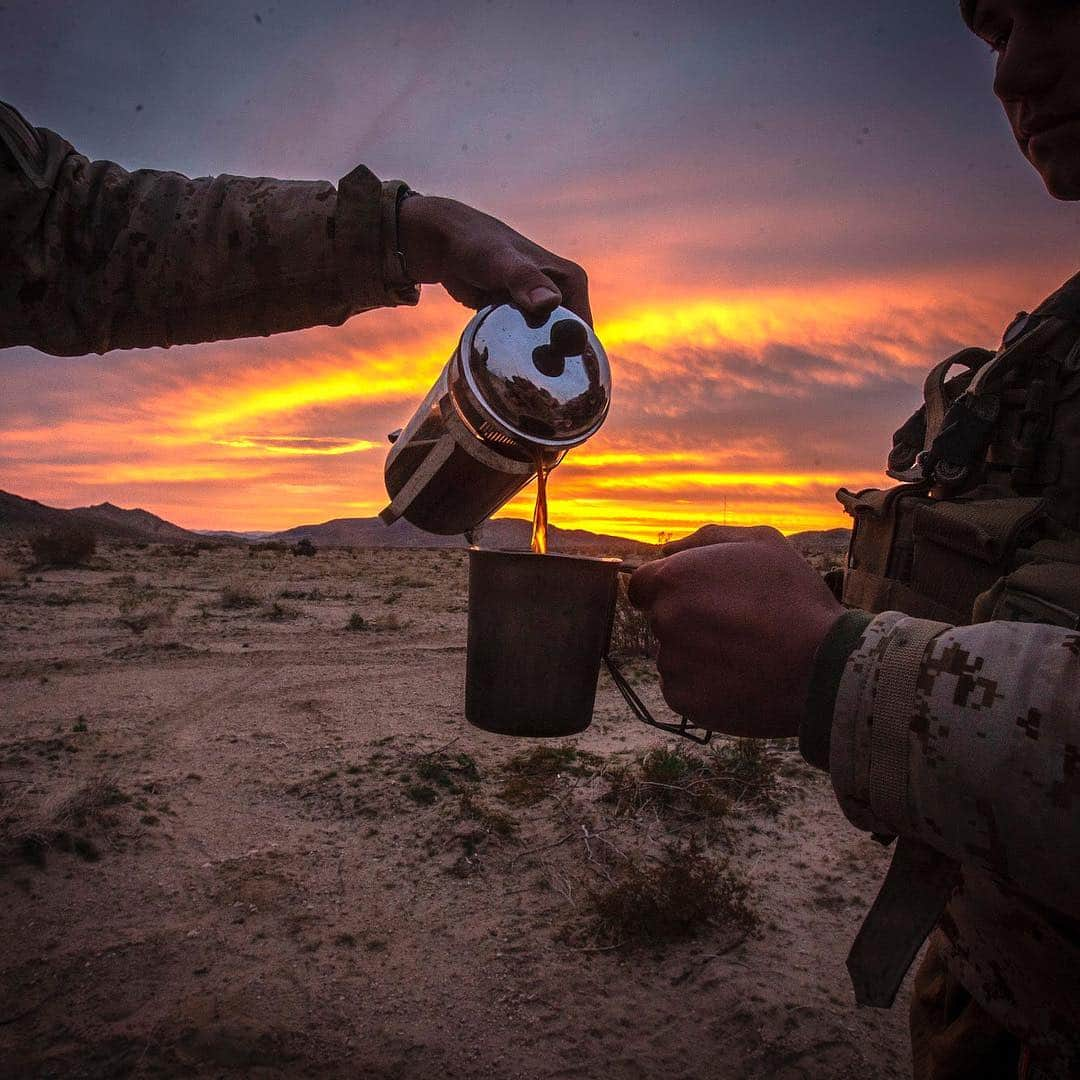 アメリカ海兵隊さんのインスタグラム写真 - (アメリカ海兵隊Instagram)「Desert Brew  Marines with @2dmardiv recuperate after conducting night time security with a cup of coffee at Fort Irwin, California, March 10, 2019. (Marine Corps photo by Sgt. Justin M. Smith)  #Marines #USMC #Military #Marine #MarineLife #Marine #MilitaryLife #MarineCorps #USMC #Rah #Yut #Photography #Grunt #Mossberg #Coffee #fire #Cali #sunrise #cup #joe」3月24日 21時25分 - marines