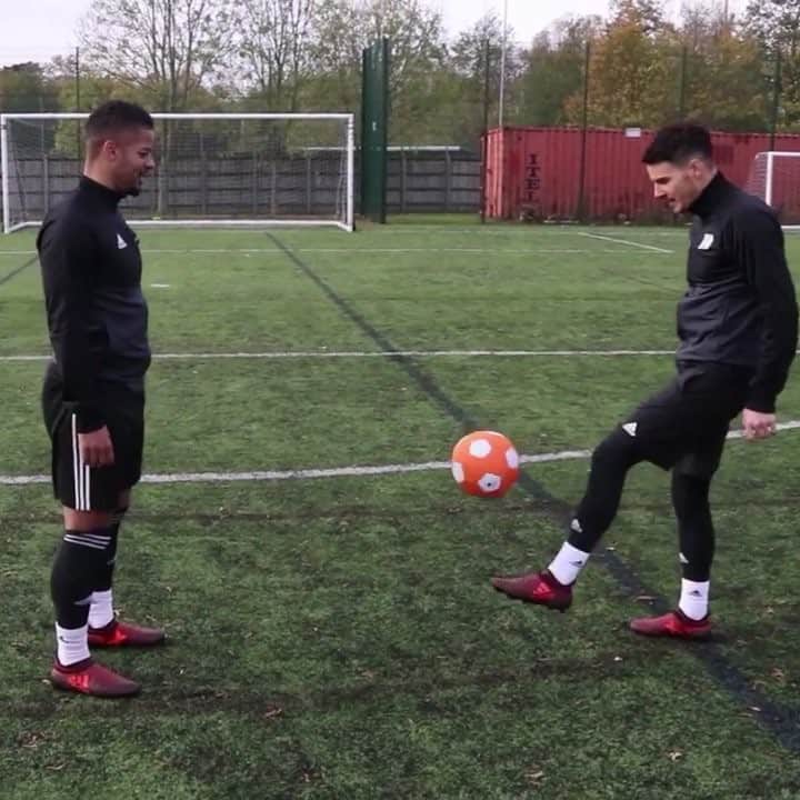 F2Freestylersのインスタグラム：「When your lace is undone whilst doing keep ups 🤷🏻‍♂️🙉😅」