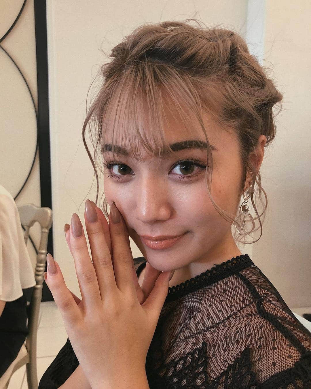浪花ほのかのインスタグラム：「、 、 、  今日は従姉妹の結婚式でした 昔はプールだったり、色んな場所におばあちゃんと皆でいってたけど最近は皆大人になって遊ぶ機会がすごく減ったなあ〜 こうして喋ることがあったらやぱり楽しいスキーってなる、プールでわちゃりたい🙃  従姉妹っていーなーあ🤭  #従姉妹 #結婚式 #結婚式ヘアアレンジ #金髪」