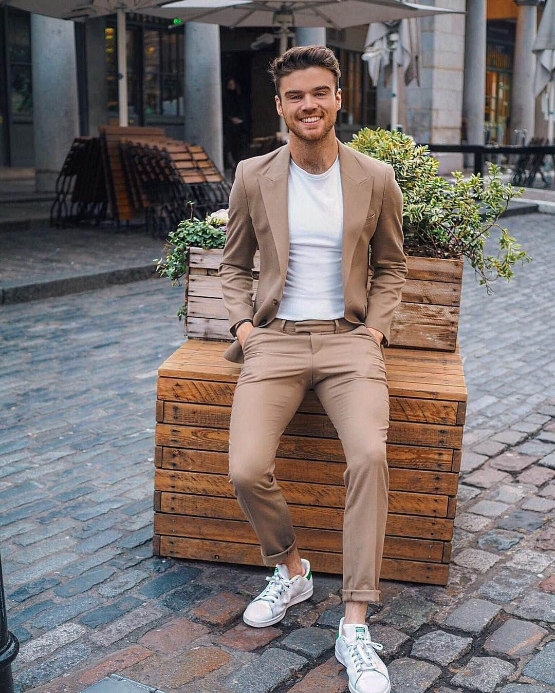 ASOSさんのインスタグラム写真 - (ASOSInstagram)「Oat milk latte-inspired lewk 😁 📸 @cullenjamie 🔎 ASOS DESIGN suit (1344095) 🗣 Image description: Jamie wearing a tan-coloured ASOS DESIGN suit」3月24日 21時32分 - asos