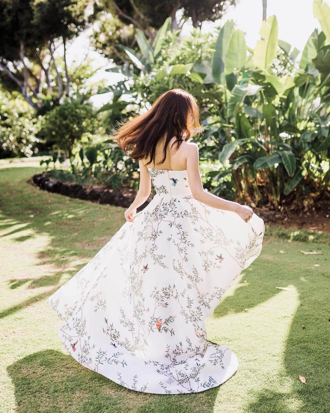 田中麻衣さんのインスタグラム写真 - (田中麻衣Instagram)「ハワイ島挙式のカラードレスはこちらの @moniquelhuillier の柄ドレス👗 . リーフと鳥モチーフがフォーシーズンズフアラライにぴったりだと思い🌿🕊すごく軽くて着てて疲れないし、形も柄も可愛い💕 ヘアスタイルも挙式のアップスタイルから、ダウンスタイルにしてカジュアルに。 @thetreatdressing . #ハワイ島挙式 #ハワイ島ウェディング #fourseasonshualalai #ハワイ婚 #ハワイ挙式 #wedding #weddingdress #ウェディングドレス #お色直し #トリートドレッシング #モニークルイリエ #2019春婚」3月24日 21時36分 - maitanaka1217