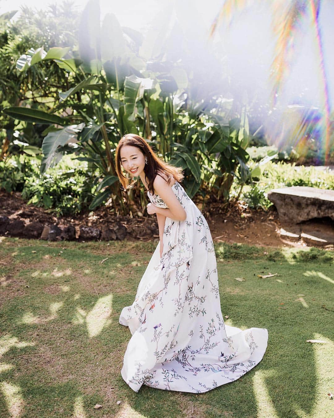 のインスタグラム：「ハワイ島挙式のカラードレスはこちらの @moniquelhuillier の柄ドレス👗 . リーフと鳥モチーフがフォーシーズンズフアラライにぴったりだと思い🌿🕊すごく軽くて着てて疲れないし、形も柄も可愛い💕 ヘアスタイルも挙式のアップスタイルから、ダウンスタイルにしてカジュアルに。 @thetreatdressing . #ハワイ島挙式 #ハワイ島ウェディング #fourseasonshualalai #ハワイ婚 #ハワイ挙式 #wedding #weddingdress #ウェディングドレス #お色直し #トリートドレッシング #モニークルイリエ #2019春婚」