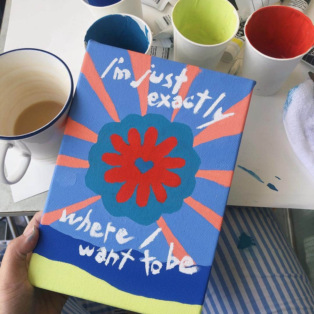 nanamyのインスタグラム：「Outside painting Sunday- needed this good brain reset day wearing pjs so long (and then I messed it up)🙃🙂🌻 珍しく絵の具で描いた絵、今週展示に持っていきます、1枚しかないから誰かの手に渡ればいいな〜 ・  Aclyric on mini canvas quote and image from "Eternal Sunshine of the spotless mind"」
