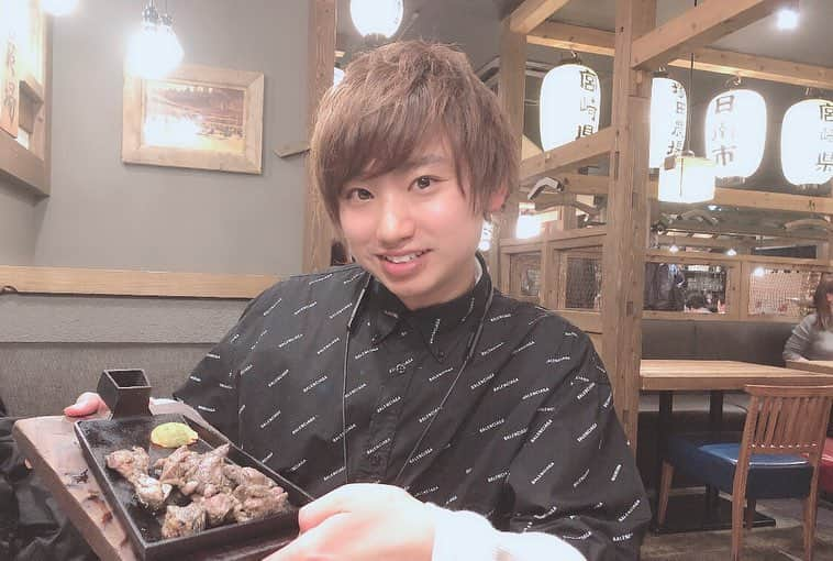 小山雄也さんのインスタグラム写真 - (小山雄也Instagram)「#美容師の休日 宮崎の地鶏が食べたいということで熊本街中にある #塚田農場 さんへ。 写真にある地鶏は 柔らかくて 美味しい。 値段もリーズナブルだし、 チキン南蛮などのサイドメニュー 料理も美味しくてオススメです！ 宮崎料理食べたい方は是非。 ご馳走様でした。 次はどこに行こうかな！ それでは明日も美髪に。 #宮崎地鶏 #地鶏#熊本グルメ#熊本ランチ#熊本ディナー#熊本地鶏#熊本居酒屋#熊本市グルメ #熊本市#熊本市居酒屋#こやゆうグルメ」3月24日 21時46分 - yuya.koyama